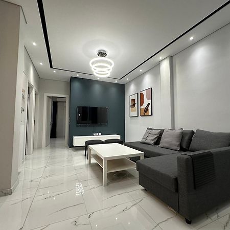 Warm And Modern Brand New Apartment Пирей Экстерьер фото